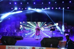 Shruti Pathak Instagram - Lucknow was lit @avadhgarbafestival 💙
#shrutipathaklive #shrutipathak #livemusic #navratri