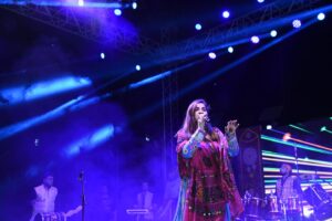 Shruti Pathak Instagram - Lucknow was lit @avadhgarbafestival 💙
#shrutipathaklive #shrutipathak #livemusic #navratri