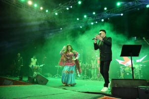 Shruti Pathak Instagram - Lucknow was lit @avadhgarbafestival 💙
#shrutipathaklive #shrutipathak #livemusic #navratri