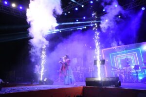 Shruti Pathak Instagram - Lucknow was lit @avadhgarbafestival 💙
#shrutipathaklive #shrutipathak #livemusic #navratri