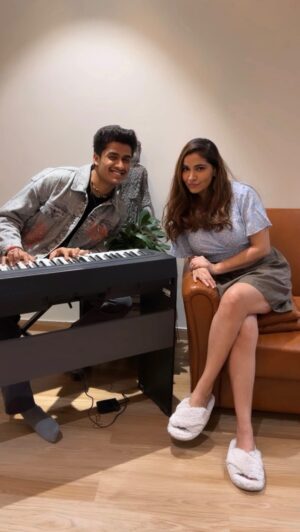 Shruti Pathak Instagram - When original singer of both the songs DOES THIS MAGIC 💫
When CHAL CHALEIN X MAR JAWAAN ( meets together ) 
.
.
If you haven’t heard the song then do listen 👂.
.
Make your reels on this audio nd DO TAG US ❤️
.
@shrutipathak27 @salimmerchant @merchant_records @salimsulaimanmusic @sulaiman.merchant @shivansh.j 
.
#marjaavan #fashion #salimmerchant #salimsulaiman #salimsulaimanlive #marjaawaan #fashion #priyankachopra #kanganaranaut #merchantrecords #thekabir #shrutipathak #newsong #chalchalein #reels #reelitfeelit