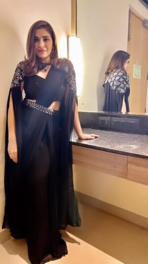 Shruti Pathak Instagram - Performed a tiny set for the Critics Choice Awards last night.  P.S with that monstrous pimple on my face 😊 
Was waiting to use this song in the sexy voice of @shilparao since forever 😍 
Outfit by - @tejoofashions
Jewellery by - @tarannumjewelry
Styled by - @style_by_hetaljogi
Assisted by - @lookbook.by.payal