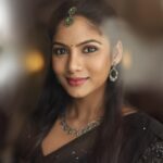 Shruti Reddy Instagram - Whispering to the soul who understands the language 🖤🐍✨ 📸: @deepak_durai_photography Retoucher: @ashishsom @manassompurapix Makeup & hair: @deepasalomi Managed by: @thanga_18 @mahendrababu2590 #saree #fashion #ethnicwear #sareelove
