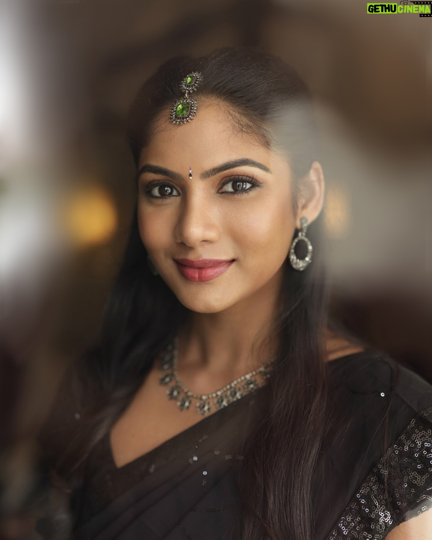 Shruti Reddy Instagram - Whispering to the soul who understands the language 🖤🐍✨ 📸: @deepak_durai_photography Retoucher: @ashishsom @manassompurapix Makeup & hair: @deepasalomi Managed by: @thanga_18 @mahendrababu2590 #saree #fashion #ethnicwear #sareelove