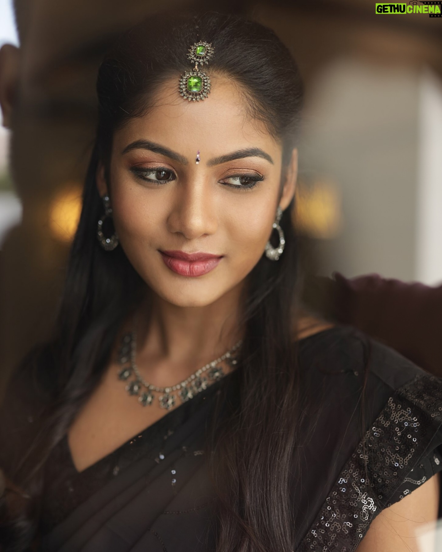 Shruti Reddy Instagram - Whispering to the soul who understands the language 🖤🐍✨ 📸: @deepak_durai_photography Retoucher: @ashishsom @manassompurapix Makeup & hair: @deepasalomi Managed by: @thanga_18 @mahendrababu2590 #saree #fashion #ethnicwear #sareelove