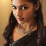 Shruti Reddy Instagram - Whispering to the soul who understands the language 🖤🐍✨ 📸: @deepak_durai_photography Retoucher: @ashishsom @manassompurapix Makeup & hair: @deepasalomi Managed by: @thanga_18 @mahendrababu2590 #saree #fashion #ethnicwear #sareelove