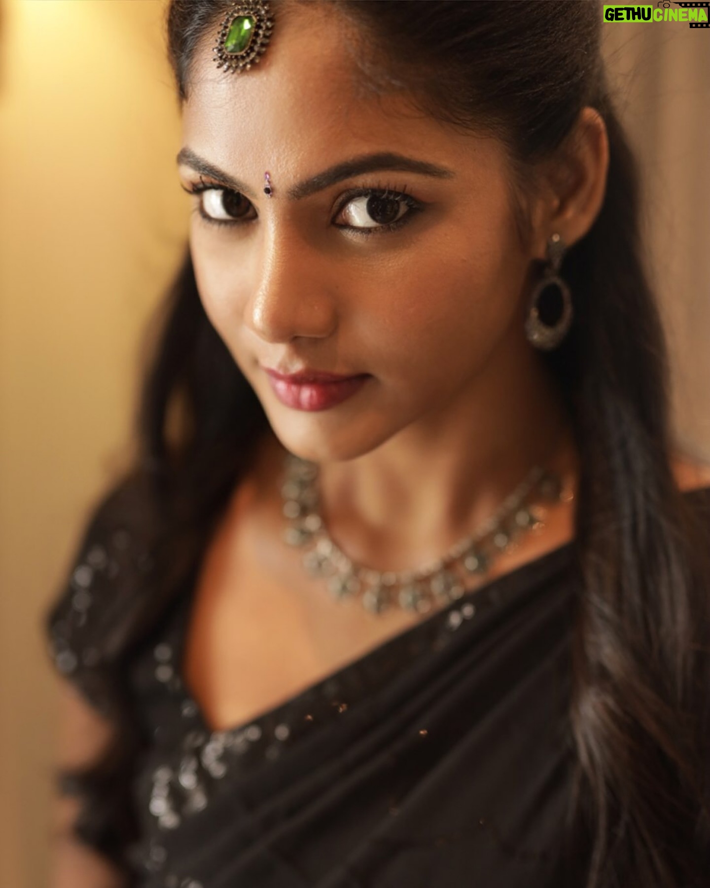 Shruti Reddy Instagram - Whispering to the soul who understands the language 🖤🐍✨ 📸: @deepak_durai_photography Retoucher: @ashishsom @manassompurapix Makeup & hair: @deepasalomi Managed by: @thanga_18 @mahendrababu2590 #saree #fashion #ethnicwear #sareelove