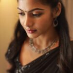 Shruti Reddy Instagram - Whispering to the soul who understands the language 🖤🐍✨ 📸: @deepak_durai_photography Retoucher: @ashishsom @manassompurapix Makeup & hair: @deepasalomi Managed by: @thanga_18 @mahendrababu2590 #saree #fashion #ethnicwear #sareelove