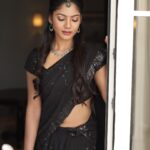 Shruti Reddy Instagram - Whispering to the soul who understands the language 🖤🐍✨ 📸: @deepak_durai_photography Retoucher: @ashishsom @manassompurapix Makeup & hair: @deepasalomi Managed by: @thanga_18 @mahendrababu2590 #saree #fashion #ethnicwear #sareelove