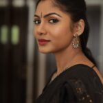 Shruti Reddy Instagram - Whispering to the soul who understands the language 🖤🐍✨ 📸: @deepak_durai_photography Retoucher: @ashishsom @manassompurapix Makeup & hair: @deepasalomi Managed by: @thanga_18 @mahendrababu2590 #saree #fashion #ethnicwear #sareelove