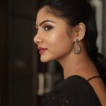 Shruti Reddy Instagram - Whispering to the soul who understands the language 🖤🐍✨ 📸: @deepak_durai_photography Retoucher: @ashishsom @manassompurapix Makeup & hair: @deepasalomi Managed by: @thanga_18 @mahendrababu2590 #saree #fashion #ethnicwear #sareelove