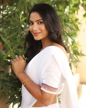 Shruti Reddy Instagram - #beautiful #life 🤍🤍🤍

Photography: @sat_narain 
Retoucher: @ashishsom @manassompurapix 
Outfit: @kavyavijay_designstudio 
Hair styling: @_gayathri_makeoverartistry_ 
Managed by: @mahendrababu2590 
@thanga_18