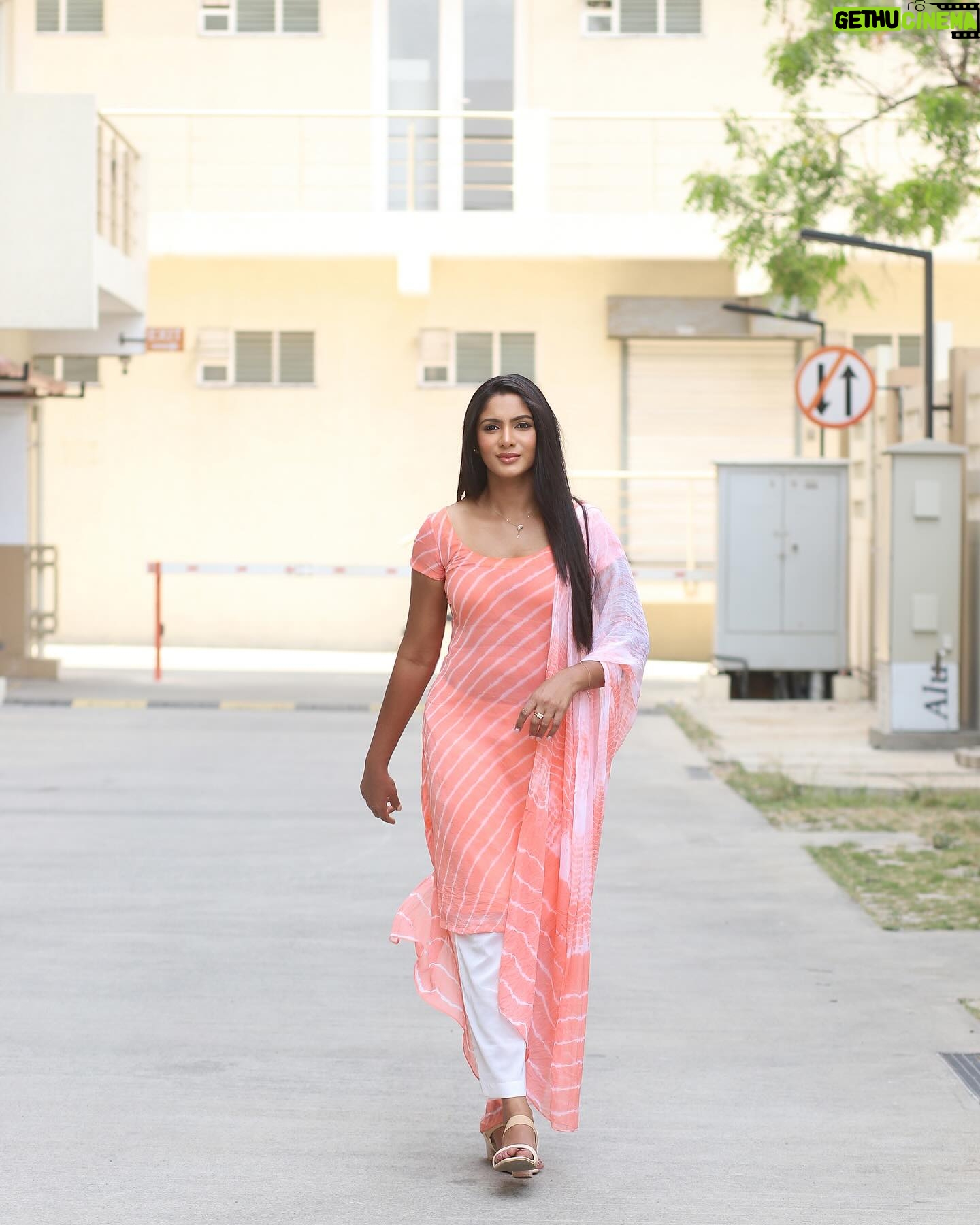 Shruti Reddy Instagram - Sending you a little love today ๐งธ๐ Photography: @sat_narain Retoucher: @ashishsom @manassompurapix Styling: @manogna_gollapudi Makeup & hair: @_gayathri_makeoverartistry_ Managed by: @mahendrababu2590 @thanga_18