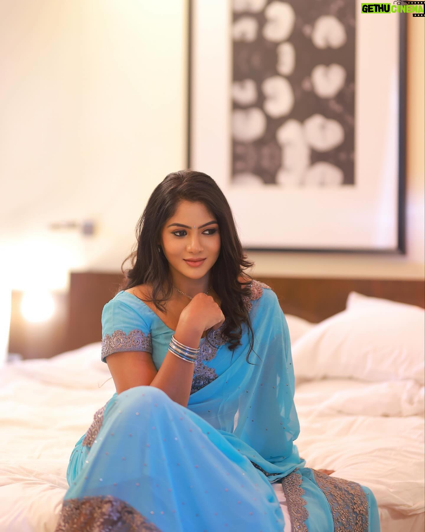 Shruti Reddy Instagram - Beautiful 🩵🩶💘✨ Inframe: actress @shrutireddyy Photography: @shiva.stills Retoucher: @ashishsom @manassompurapix Makeup: @komaljoshi_official Hair: @ramanababu660 Saree draping: @komaljoshi_official Artist Management: @mahendrababu2590 @thanga_18 #makeup #makeupartist #makeuplover #tamilactress #cinema #beauty #saree #sareelove #ethnicwear #fashion #sareesofinstagram #sareefashion