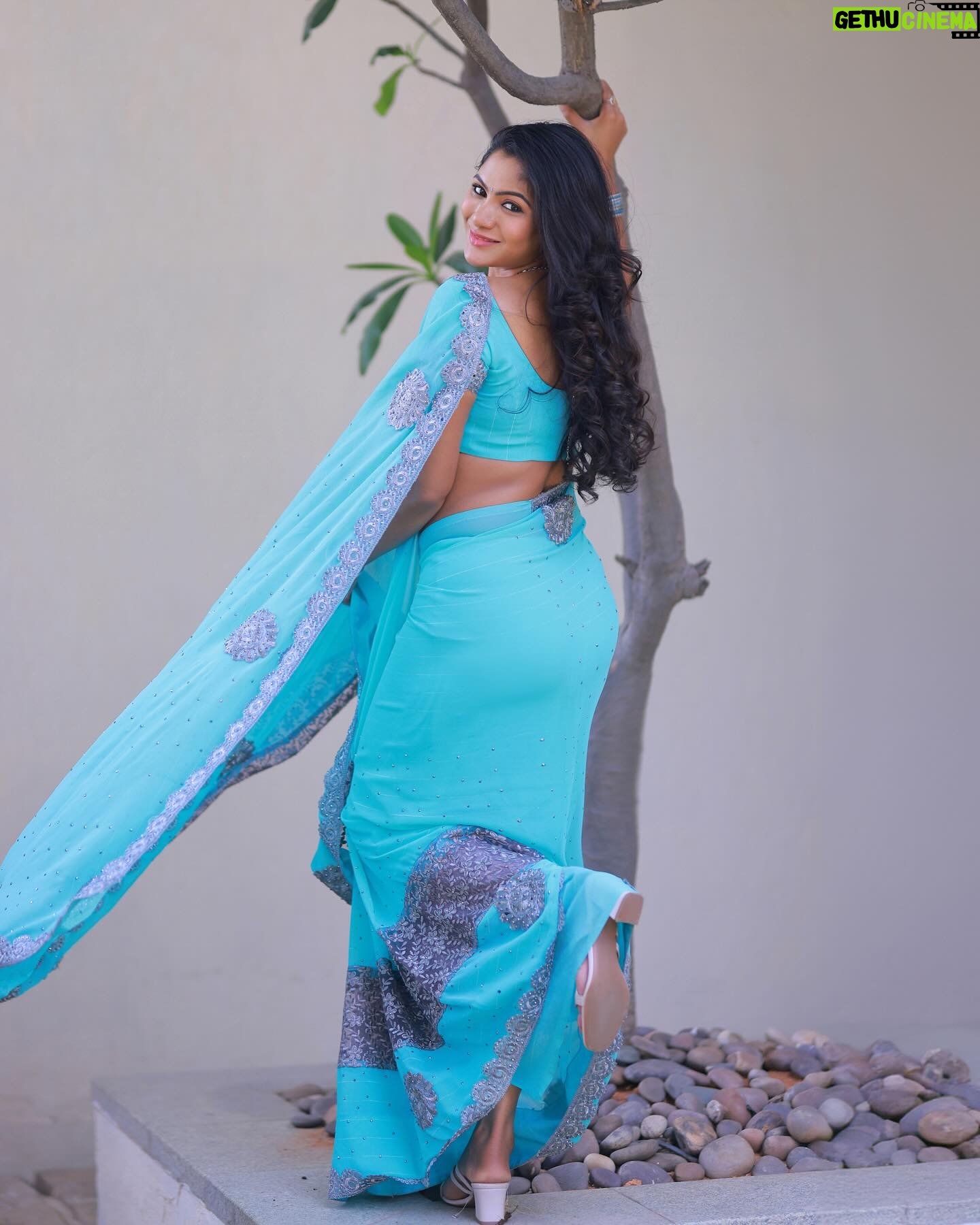 Shruti Reddy Instagram - Beautiful 🩵🩶💘✨ Inframe: actress @shrutireddyy Photography: @shiva.stills Retoucher: @ashishsom @manassompurapix Makeup: @komaljoshi_official Hair: @ramanababu660 Saree draping: @komaljoshi_official Artist Management: @mahendrababu2590 @thanga_18 #makeup #makeupartist #makeuplover #tamilactress #cinema #beauty #saree #sareelove #ethnicwear #fashion #sareesofinstagram #sareefashion