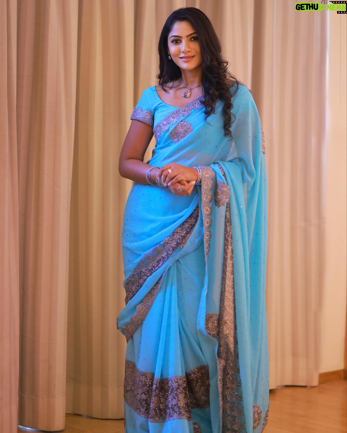 Shruti Reddy Instagram - Beautiful 🩵🩶💘✨ Inframe: actress @shrutireddyy Photography: @shiva.stills Retoucher: @ashishsom @manassompurapix Makeup: @komaljoshi_official Hair: @ramanababu660 Saree draping: @komaljoshi_official Artist Management: @mahendrababu2590 @thanga_18 #makeup #makeupartist #makeuplover #tamilactress #cinema #beauty #saree #sareelove #ethnicwear #fashion #sareesofinstagram #sareefashion