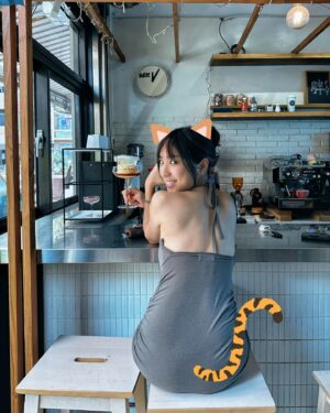 Shu-Han Liang Instagram - - 南部限定
昨天早上在台南還熱熱的，今天這件裙子已收起🤪記得要穿暖一點唷！吃鍋的季節又來啦😘

P.S 貓尾巴露出來嘍😉知道怎麼跟我一生一世了嗎❤️20231231我們漁人碼頭見