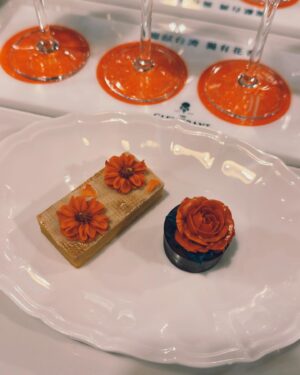 Shu-Han Liang Instagram - - congrats 🎉
感謝大家今天來參與我與瀚名
-

-

-

-

-
的朋友辦的活動🤣
恭喜他們新品上市🎉😘

你看現在自媒體多難經營，還要自己想梗不然你們都不按讚🤣🤣

戲裡沒愛到，那就平行時空來交杯酒吧😆