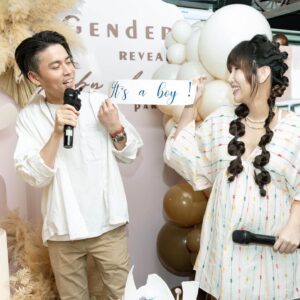 Shu-Han Liang Instagram - - Kelly congrats 🎉 
雖然我輸了1000，但還是恭喜Kelly🎉 Is a boy. 

太開心啦，Kelly傳來好消息，宇宙中又誕生一位小音樂才子啦，有爸爸媽媽的基因，又會創作又會唱，這真是太令人羨慕😆只可惜阿姨再18年要變阿嬤了🤪

女力給Kelly 200%的火力支援👍🏻

性別趴果然也超Kelly dress code 趴踢是我第一次參加😆希望⋯有人⋯看得出⋯我是波希米亞風😅

P.S 為了按讚率所以要跟大家po不一樣的才能騙讚😆但真的女力的大家都到了（請往右翻閱🤪