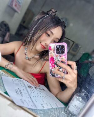 Shu-Han Liang Instagram - - 
這tone 挺喜歡的🤣人家new jeans 我是牛浸溼 🐮💧

❤️這兩天雷雨大家也都浸溼了吧🤣