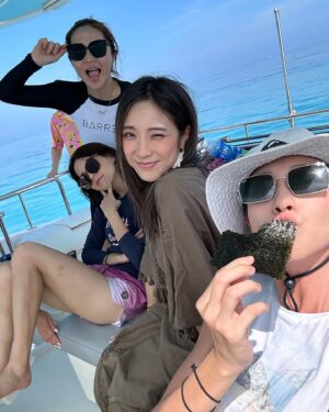 Shu-Han Liang Instagram - - 牛奶海🥛
美麗的天氣就要跟美麗的女孩們一起拍照😍感謝大家相伴，牛奶湖真的有夠美，還學習到很多關於牛奶湖的知識🎉

雖然我仍然一貫包緊緊達人的出席但是這美景怎麼拍都美到不行❤️
以上都是0修圖👌🏻你懂有多美了吧（我是指女孩們😆

端午連假最後一天嘍～把握最後時光～假期玩好玩滿噢耶👏🏻

@sabrinapai0420 @ching_510 @poyu_lin @peggy3660 

#牛奶海 #lazuli #bitplay