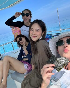 Shu-Han Liang Instagram - - 牛奶海🥛
美麗的天氣就要跟美麗的女孩們一起拍照😍感謝大家相伴，牛奶湖真的有夠美，還學習到很多關於牛奶湖的知識🎉

雖然我仍然一貫包緊緊達人的出席但是這美景怎麼拍都美到不行❤️
以上都是0修圖👌🏻你懂有多美了吧（我是指女孩們😆

端午連假最後一天嘍～把握最後時光～假期玩好玩滿噢耶👏🏻

@sabrinapai0420 @ching_510 @poyu_lin @peggy3660 

#牛奶海 #lazuli #bitplay