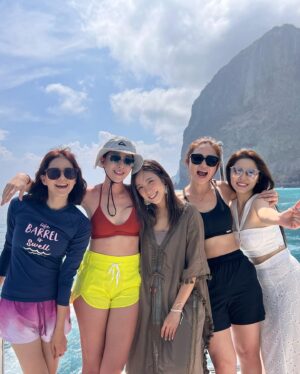 Shu-Han Liang Instagram - - 牛奶海🥛
美麗的天氣就要跟美麗的女孩們一起拍照😍感謝大家相伴，牛奶湖真的有夠美，還學習到很多關於牛奶湖的知識🎉

雖然我仍然一貫包緊緊達人的出席但是這美景怎麼拍都美到不行❤️
以上都是0修圖👌🏻你懂有多美了吧（我是指女孩們😆

端午連假最後一天嘍～把握最後時光～假期玩好玩滿噢耶👏🏻

@sabrinapai0420 @ching_510 @poyu_lin @peggy3660 

#牛奶海 #lazuli #bitplay