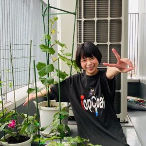 Shuri Instagram - 利久君と一緒に始めたTC農園。
こんなに大きくなりました。
ちゃんと収穫できたのかっ？？
20日の配信をお楽しみ〜🥒🍅
#トップコート夏祭り2022
#野菜成長日記