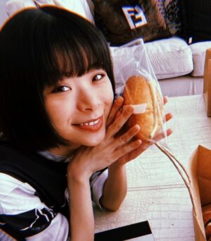 Shuri Instagram - 無事にお誕生日を迎えられました。いつもメッセージありがとうございます！
前に進めるのは皆様のおかげです。恩返しできるよう、これからも楽しんでいただける作品づくりを、頑張っていきたいと思います！
これからもどうぞよろしくお願いします🙇‍♀️🎂👏🤍
感謝をこめて！！！