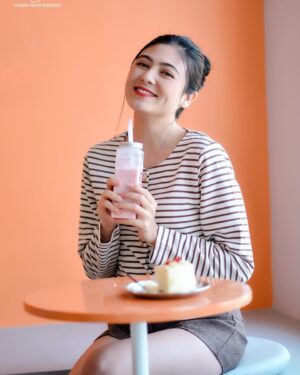Shwe Tha Mee Instagram - Life is short,make it sweet 🍰🍓
#shwethamee #love #cake #sweet #smile #instadaily #food #lover