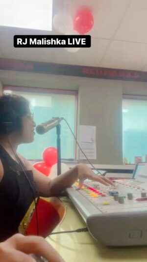 Shweta Pandit Instagram - @mymalishka lotsa hugs for the birthday love on @redfmindia 🌹🍰 #redfmlive #dubailife #singerslife #birthdaylove #mumbaikirani #shwetapandit