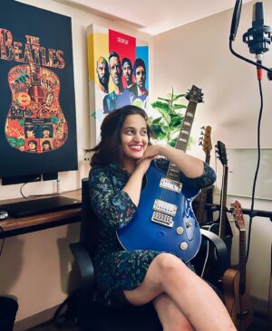 Shweta Pandit Instagram - Always giggling before the song 🤭 #studiolife #recordingstudio #guitarworld #shwetapandit