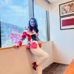 Shweta Gulati Instagram – Film release hone ki khushi…. 

AFLATOON releasing on july 21st in the theatres near you.