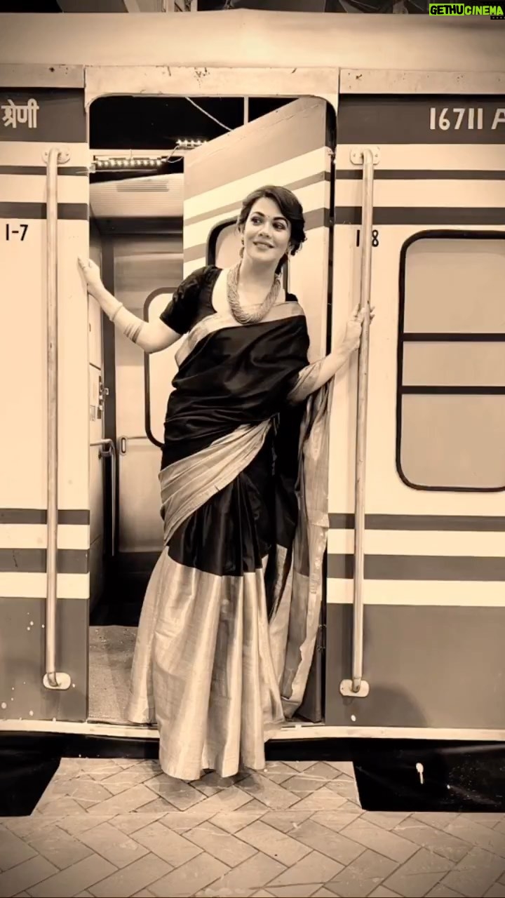Shweta Gulati Instagram - Bas aaj apne aap pe thoda zyaada pyaar aaya… 🖤 #vintage #oldisgold #sareelove #sareeaddict #simplicity #shwetagulati #actor #instadaily #instareels #trendingreels #trendingsongs #reeloftheday