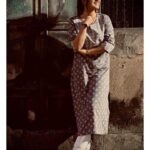 Shyamoupti Mudly Instagram - স্মৃতিরা এখন প্রতিযোগিতার খাতায় নাম লিখিয়েছে, কেউ হাঁফিয়ে পড়ছে মাঝপথে, হাঁফিয়ে ছেড়ে দিচ্ছে হাল,আবার কেউ জায়গা ছাড়বে না বলে লড়াই চালিয়ে যাচ্ছে. শ্যামৌপ্তী #shyamoupti#love#life#me#positive#happysoul#stayhappy#stayhealthy