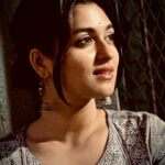 Shyamoupti Mudly Instagram - স্মৃতিরা এখন প্রতিযোগিতার খাতায় নাম লিখিয়েছে, কেউ হাঁফিয়ে পড়ছে মাঝপথে, হাঁফিয়ে ছেড়ে দিচ্ছে হাল,আবার কেউ জায়গা ছাড়বে না বলে লড়াই চালিয়ে যাচ্ছে. শ্যামৌপ্তী #shyamoupti#love#life#me#positive#happysoul#stayhappy#stayhealthy