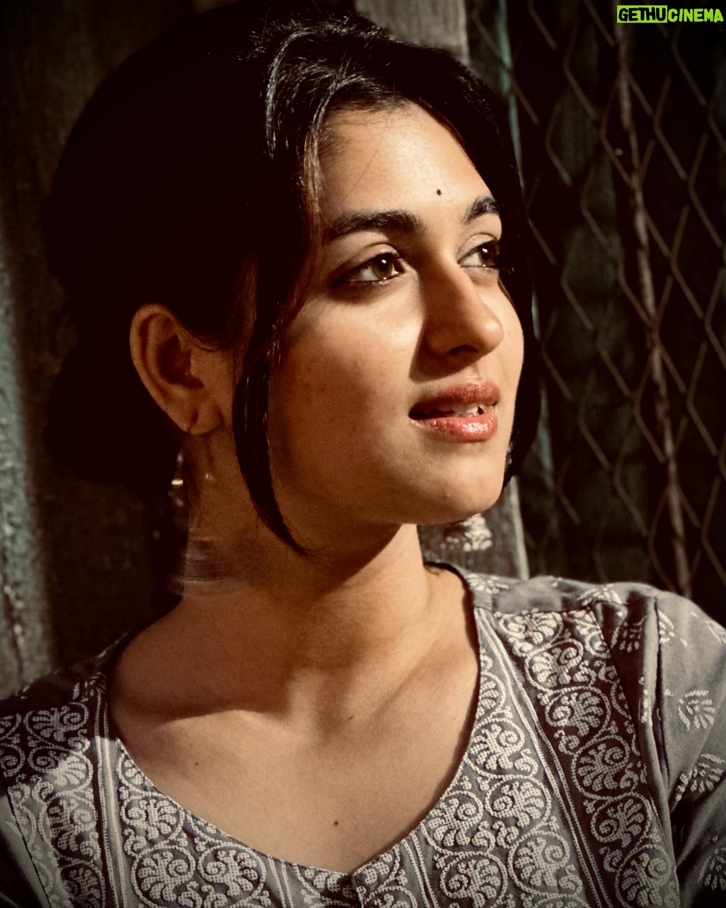 Shyamoupti Mudly Instagram - স্মৃতিরা এখন প্রতিযোগিতার খাতায় নাম লিখিয়েছে, কেউ হাঁফিয়ে পড়ছে মাঝপথে, হাঁফিয়ে ছেড়ে দিচ্ছে হাল,আবার কেউ জায়গা ছাড়বে না বলে লড়াই চালিয়ে যাচ্ছে. শ্যামৌপ্তী #shyamoupti#love#life#me#positive#happysoul#stayhappy#stayhealthy
