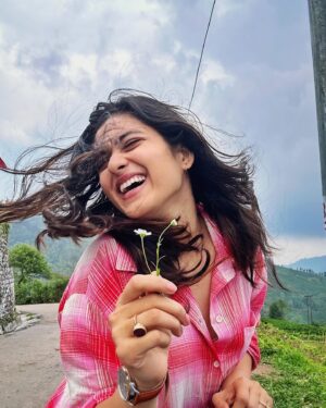 Shyamoupti Mudly Instagram - Network might have been weak, but found connections stronger than ever!
 #instagram #instamood #instagood #life #potrait  #shyamoupti #mountain