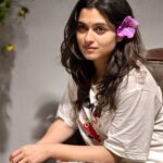 Shyamoupti Mudly Instagram - “Someone told me there’s a girl out there with love in her eyes and flowers in her hair.” #instagram #instamood #instagood #life #potrait #love #shyamoupti #stayhappy #stayhealthy