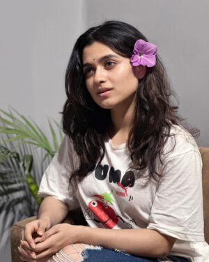 Shyamoupti Mudly Instagram - “Someone told me there’s a girl out there with love in her eyes and flowers in her hair.”

#instagram #instamood #instagood #life #potrait #love #shyamoupti #stayhappy #stayhealthy