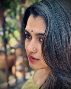 Shyamoupti Mudly Instagram - মুছে যাক সব দূরত্ব,জুড়ে যাক দুটি প্রাণ.
কথা দিক এভাবেই ফিরে আসবে বার বার ,হাজারো ঝড়ের পরে.
মান অভিমান সব সরিয়ে জড়িয়ে ধরুক আষ্ঠেপৃষ্ঠে,
শুরু হোক এক নতুন সফর. 
  শ্যামৌপ্তী

 #shyamoupti #love #life #time #positive #hope #stayhappy #stayhealthy
