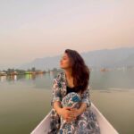 Shyamoupti Mudly Instagram - Sukoon ❤️ #shyamoupti#time#love#life#travel#lake#beauty#nature#kashmir#metime#stayhappy#stayhealthy