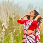 Shyamoupti Mudly Instagram - ঢাকের তালে কাশের খেলা , আনন্দে কাটুক শারদবেলা• #shyamoupti#love#life#puja#happiness#me#nostalgic#stayhappy#stayblessed