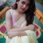 Shyamoupti Mudly Instagram - সময় বয়ে যায় স্রোতের সাথে, শুধু ভেসে থাকি আমি... একটি পাল ছেঁড়া নৌকা, আর দাঁড় ছাড়া মাঝি। বলে, সামনে আছে ঝড়, আর আকাশটা কুয়াশায় ঢাকা... বলে, আমায় পার করবে, যদি শক্ত করে ধরতে পারি... চোখের আড়াল হলেও যেন গলাটা চিনতে পারি। আওয়াজ সে দিতে থাকবে, শেষ কিনারা পর্যন্ত... বলে সে, তোমার নাম কী? আমি বলি- অনুপমা। আমার গল্প শুনবে? 🖤 লেখা- শ্যামৌপ্তী #plutoentertainment #anupama #love #lovestory #instagram #poetry