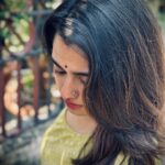 Shyamoupti Mudly Instagram - মুছে যাক সব দূরত্ব,জুড়ে যাক দুটি প্রাণ. কথা দিক এভাবেই ফিরে আসবে বার বার ,হাজারো ঝড়ের পরে. মান অভিমান সব সরিয়ে জড়িয়ে ধরুক আষ্ঠেপৃষ্ঠে, শুরু হোক এক নতুন সফর. শ্যামৌপ্তী #shyamoupti #love #life #time #positive #hope #stayhappy #stayhealthy