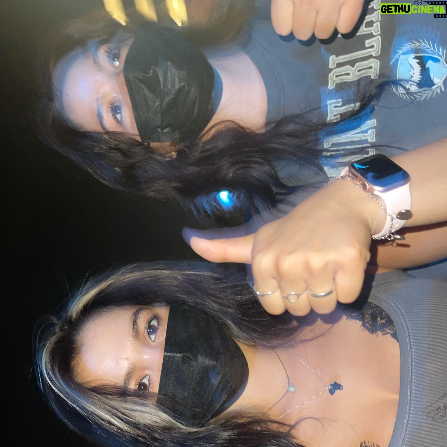Siena Agudong Instagram - huge thank you to @horrornights @unistudios #universalhnn @slash.agency for inviting us tonight! <3 Thumbs up was our coping mechanism for the night @sydneyagudong