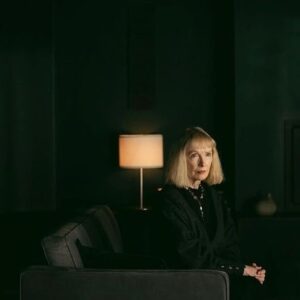 Sienna Guillory Instagram - This film means so much to me, I got to work with the loveliest souls and I wish we could keep going every day, it’s sort of heartbreaking when a film is over but then when it gets up and walks around in its own it’s almost even more heartbreaking that it doesn’t need you anymore. This is #ABanquet and it’s our baby. @guardian pick of the week tonight at 11:10 on @film4  and available to stream for 30 days after. @ruthpaxton @leonoradarby purely excellent director and producer pair 

Images by @lauraradford_stills 
All love to our A Banquet family and 🙏🌸