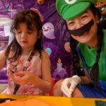 Sigi Wimala Instagram – Trick or treat with the neighbors.