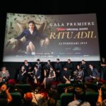 Sigi Wimala Instagram – Endless gratitude to the brilliant minds behind bringing my Ratu Adil story to the screen. @upirocks and her team’s rework absolutely elevated the initial drafts, while @tommydewo infused it with even more brilliance. Under the direction of the uber-talented duo, @tommydewo and @ginantirona, @therealdisastr with a long list of stellar casts, remarkable crew, they transformed it into something incredible for @vidiooriginals. And last but certainly not least, a heartfelt thank you to @timobros and Pak Wicky for entrusting me with the opportunity to create Lasja and the 9 Dragons back in 2019. 📸 @armanfebryan #ratuadilseries #ratuadil #vidiooriginalseries #tvseries