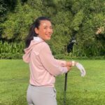 Sigi Wimala Instagram – Tee it high, let it fly, it’s golfing time! Setiap golf course tuh is a perfect place for healing, that’s why i enjoy playing golf.
Teriknya matahari is not a big problem buat aku, karena aku pake jacket UV Protection dari @uniqloindonesia yang bisa melindungi kulit aku dari sinar UV sampai 90%!!!

Enjoy your healing time under the sun with UNIQLO UV Protection ☀️ 
Check out the collection NOW at UNIQLO stores / UNIQLO.com

#UniqloUVProtection #UVProtectionWear #MySunshineRoutine